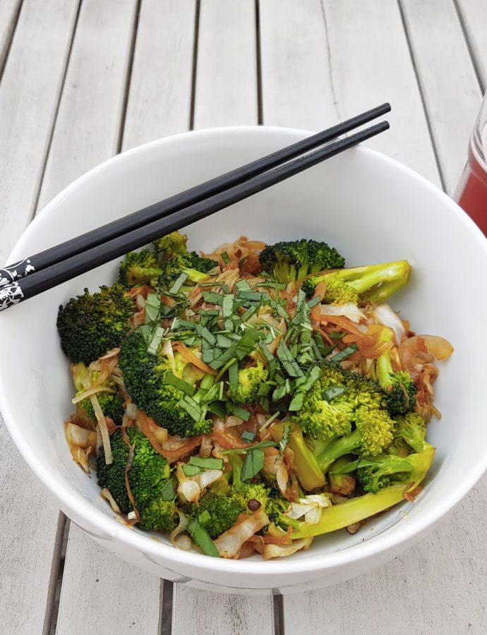 Asiatische Brokkoli-Zwiebel-Nudelpfanne
